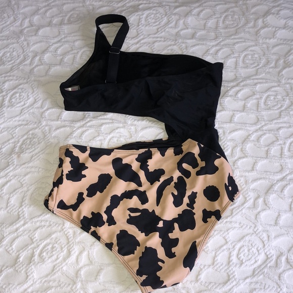 Pink Lily leopard/black belly cutout one piece - size s - Picture 5 of 6